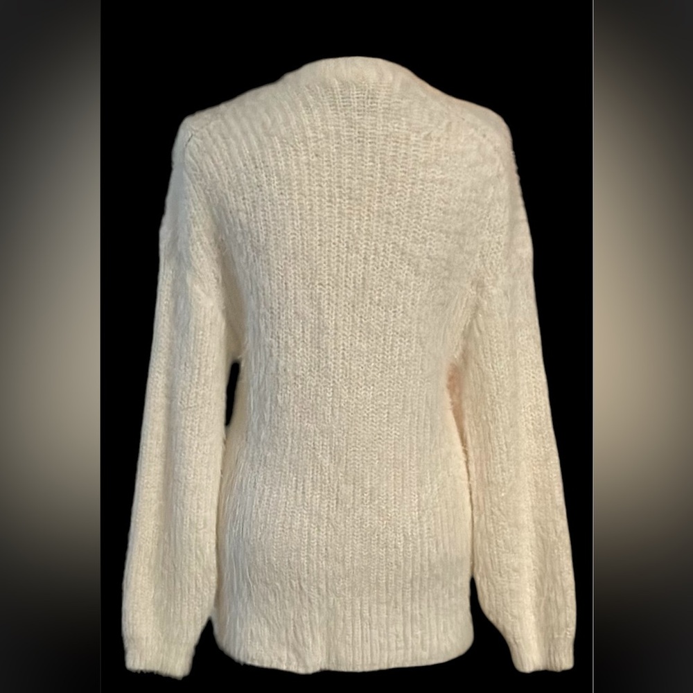 Love Tree NWOT Warm White Loose-fitting Furry Sweater size Small